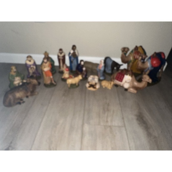 Beautiful Vintage Large Holland Mold Hand Painted 18 Piece Nativity Set Read Dis